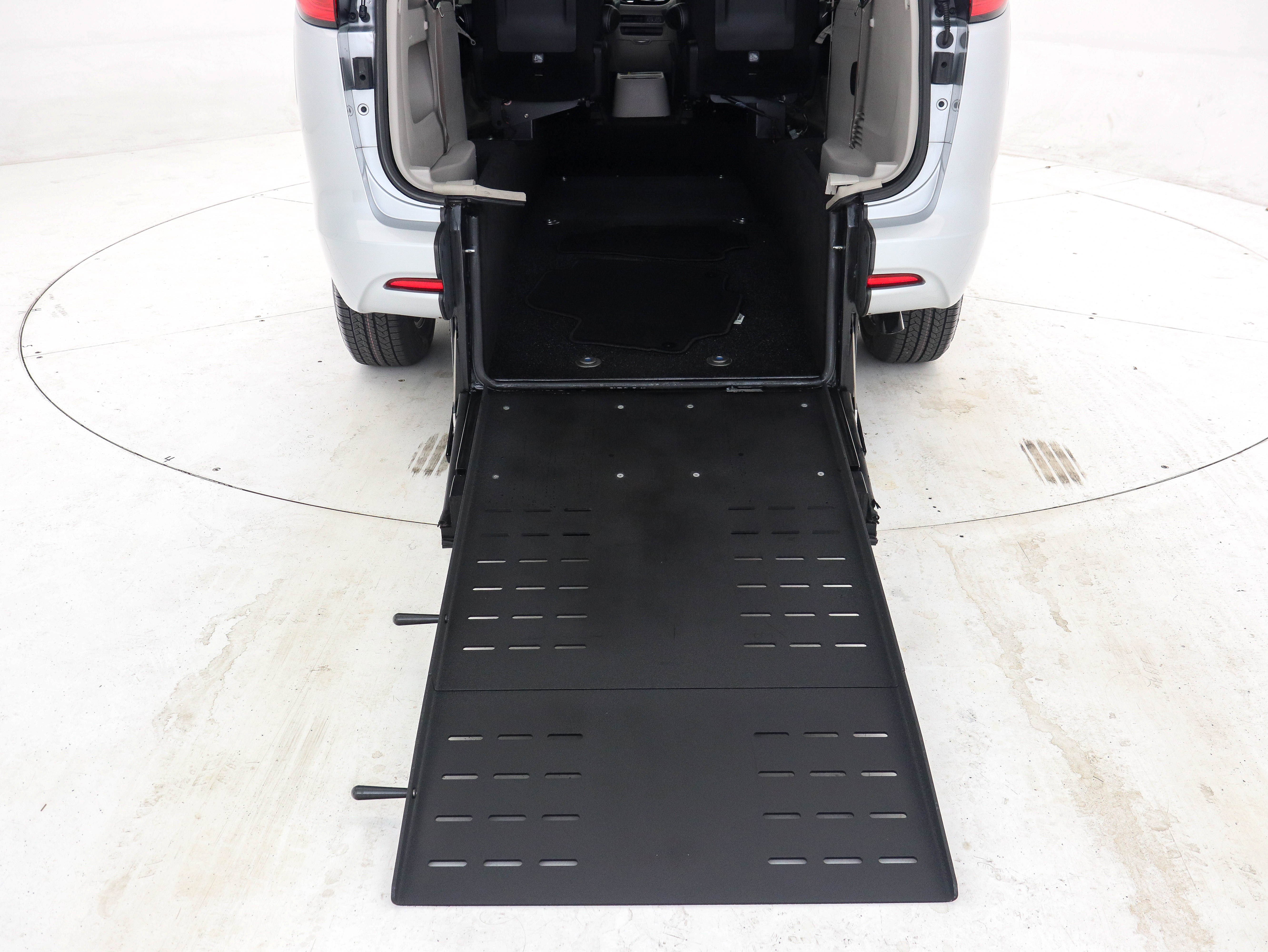 Used 2023 Chrysler Voyager LX image 13