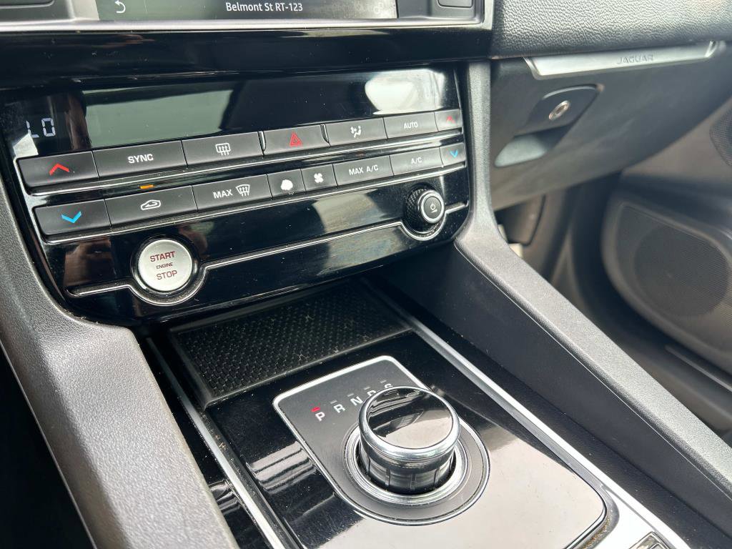 Used 2017 Jaguar F-PACE Premium image 32