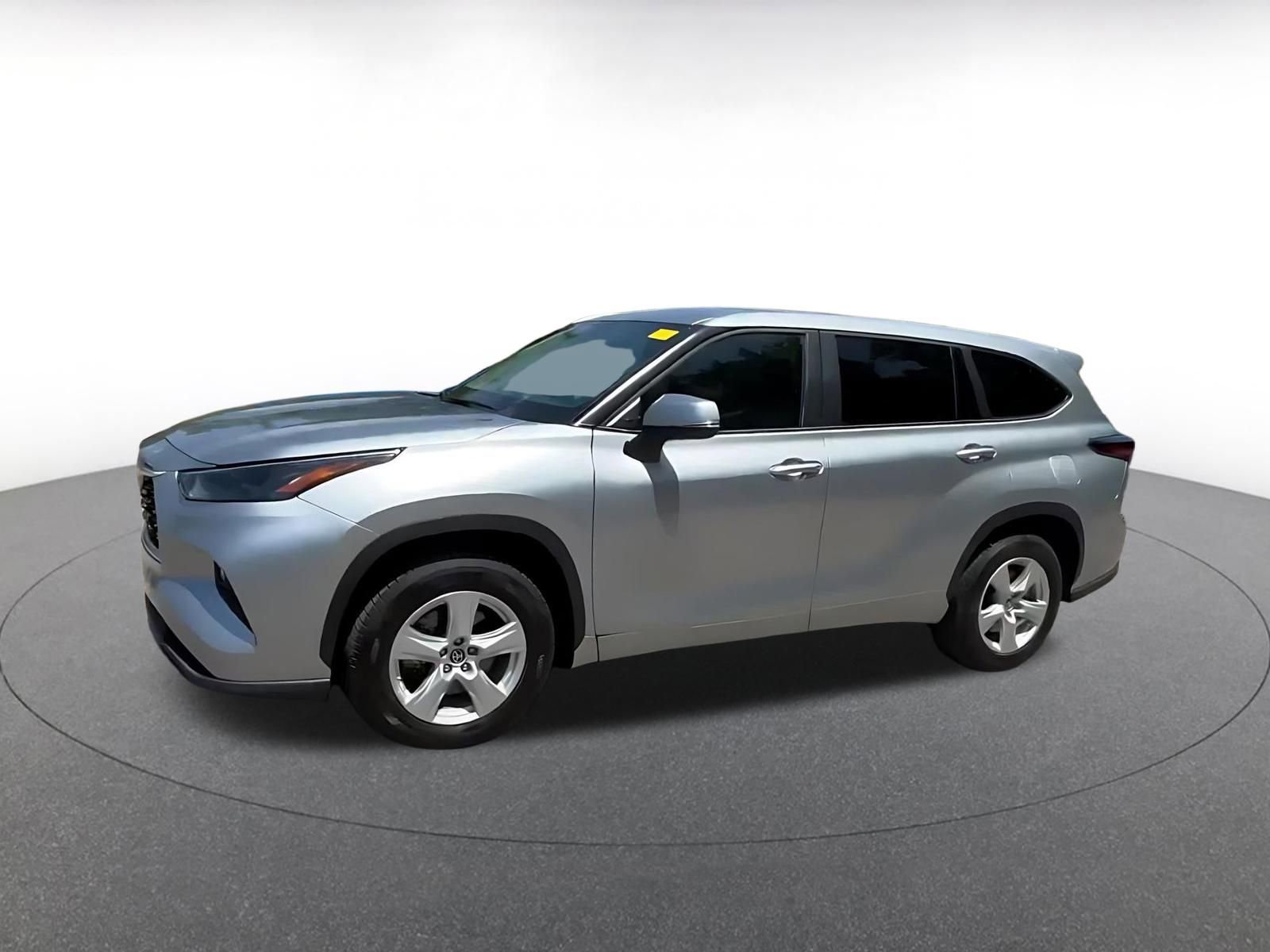 Used 2025 Toyota Highlander LE FWD image 8