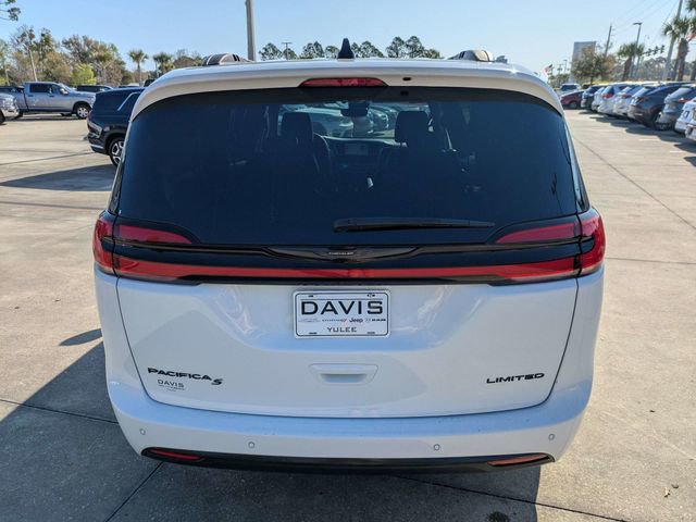Used 2025 Chrysler Pacifica Limited image 5