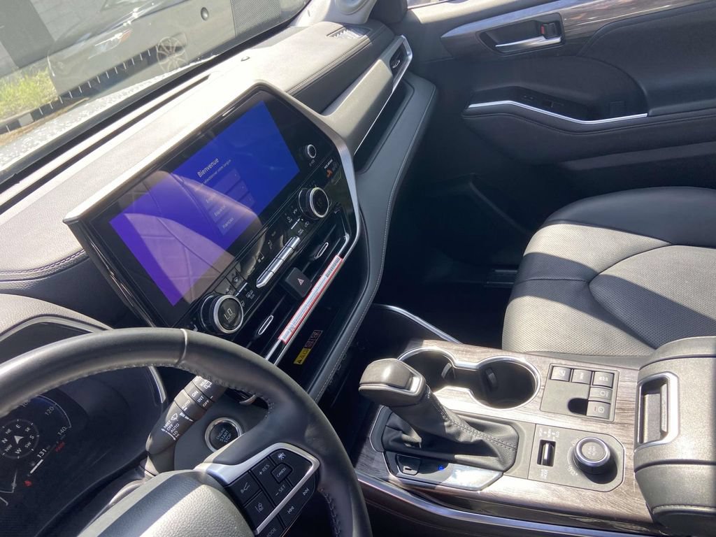 Used 2025 Toyota Highlander Platinum AWD/4WD image 31