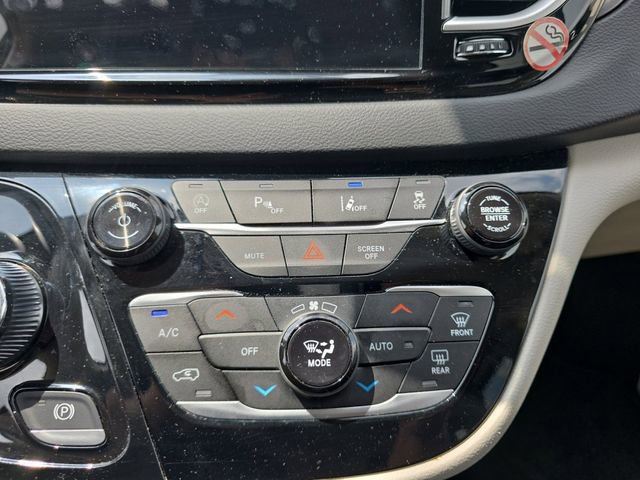 Used 2023 Chrysler Pacifica Touring-L FWD image 4