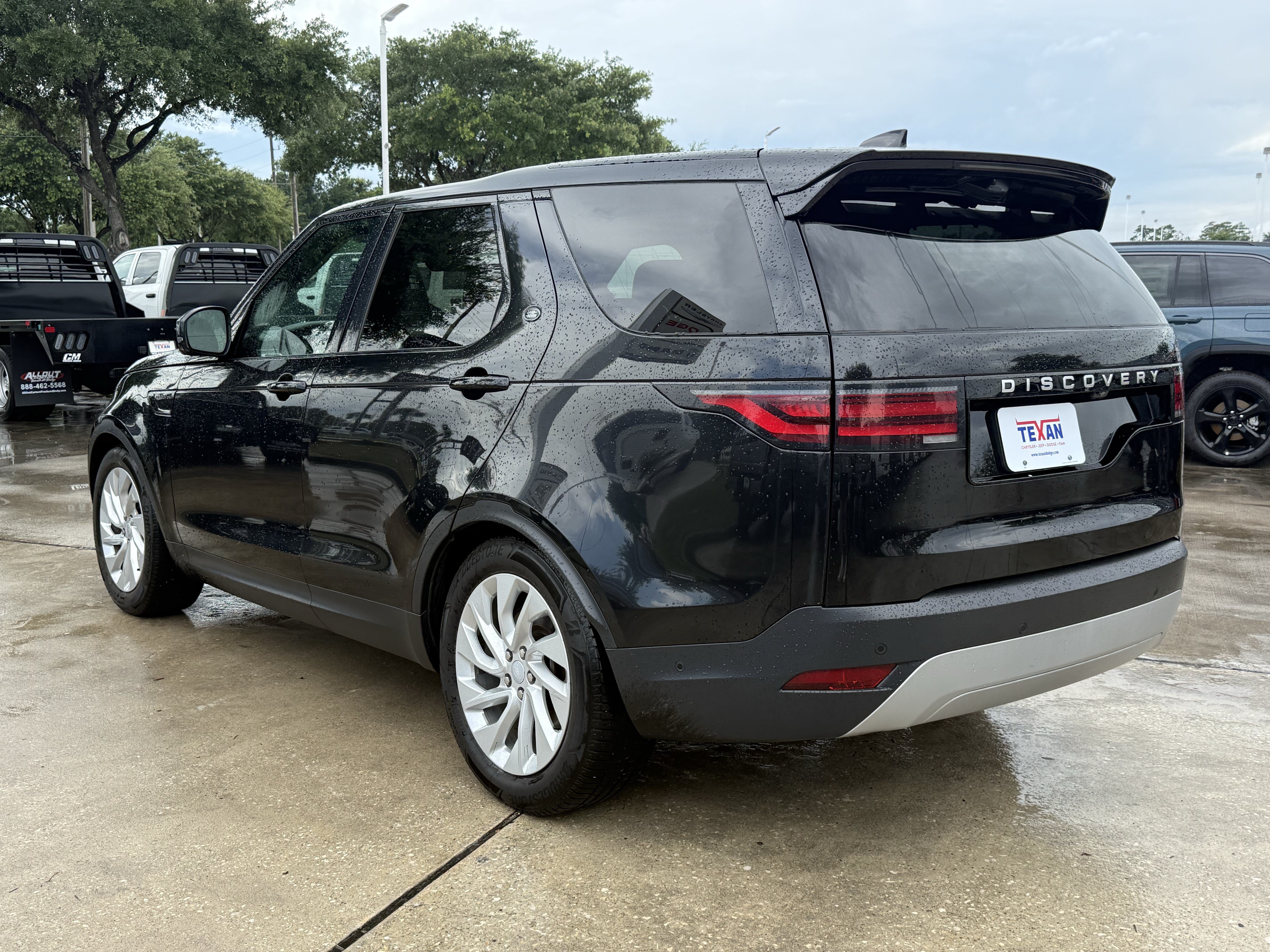 Used 2024 Land Rover Discovery S AWD/4WD image 7