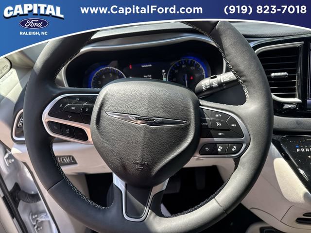 Used 2024 Chrysler Pacifica Touring-L FWD image 23