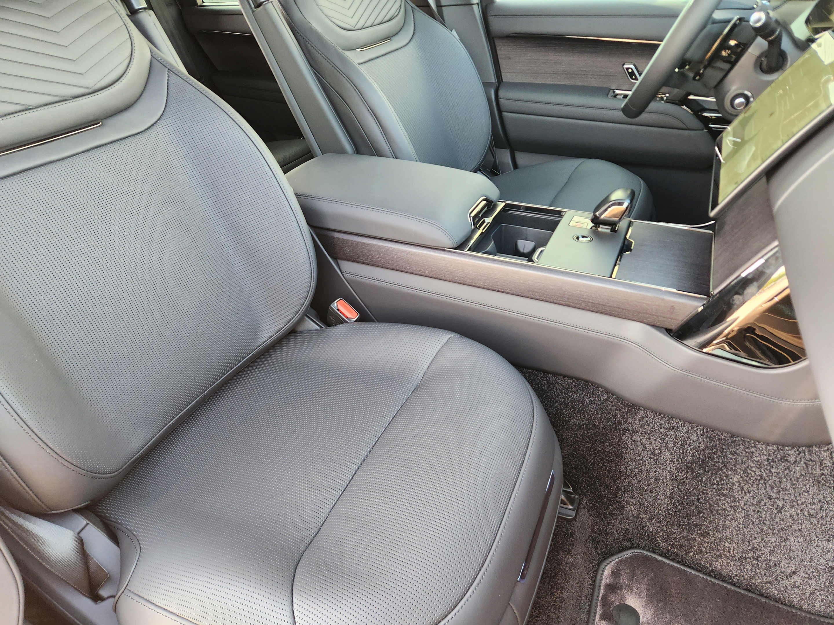 New 2026 Land Rover Range Rover SV AWD/4WD image 9