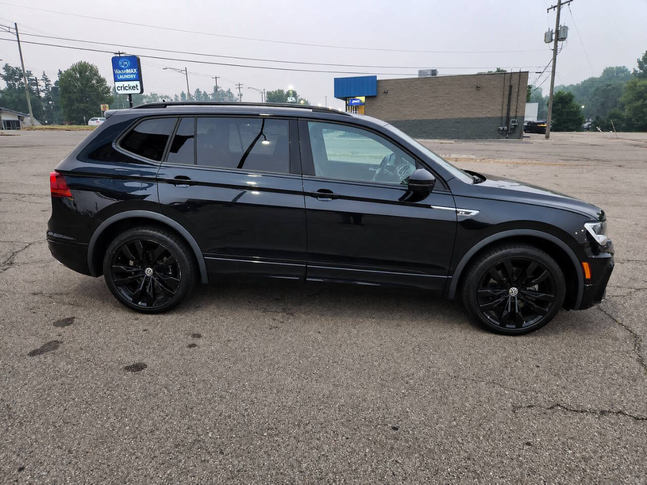 Used 2021 Volkswagen Tiguan SE R-Line w/ 2-Row Tiguan MDO Package AWD/4WD image 3