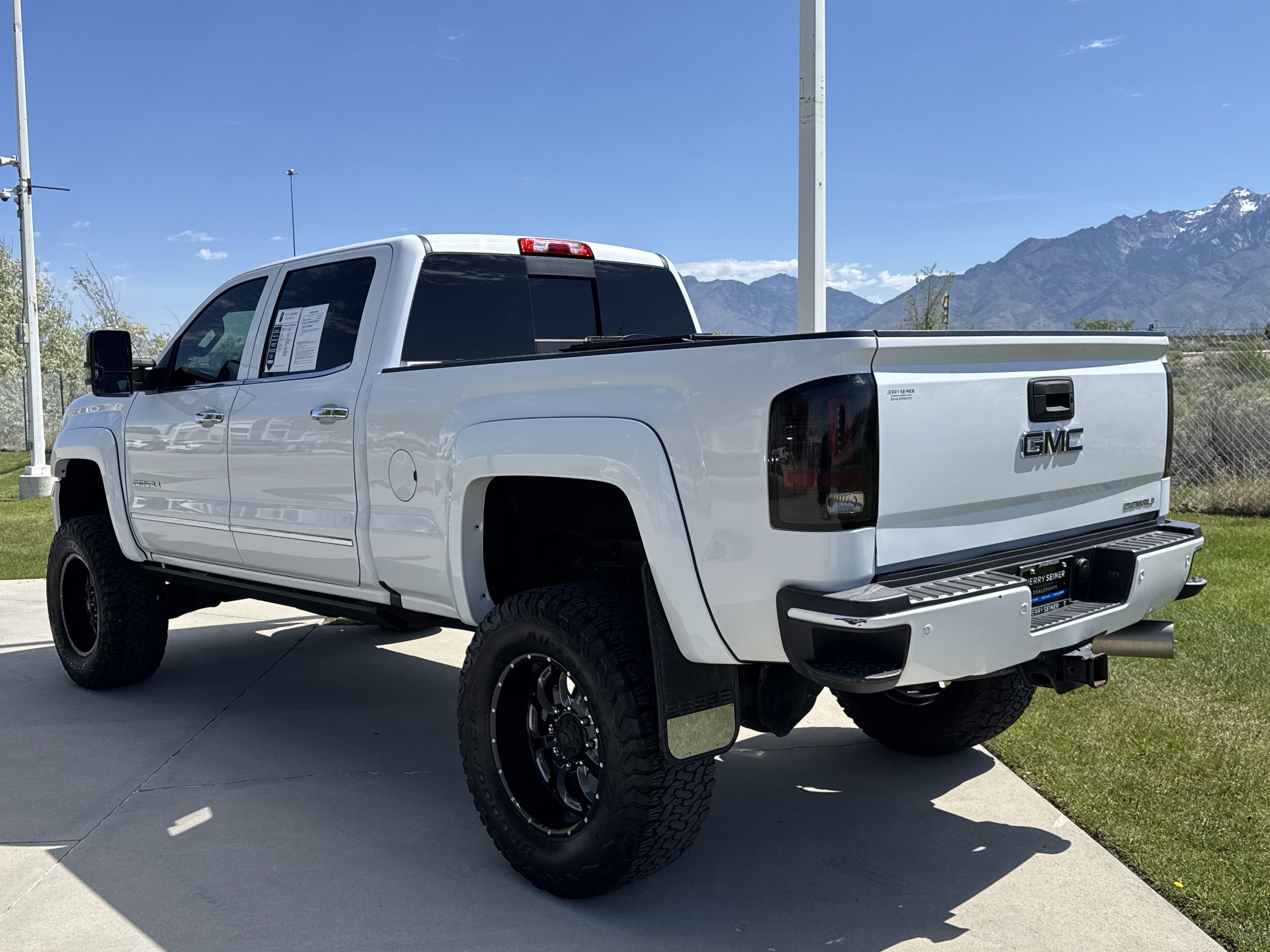 Used 2017 GMC Sierra 2500 Denali AWD/4WD image 3
