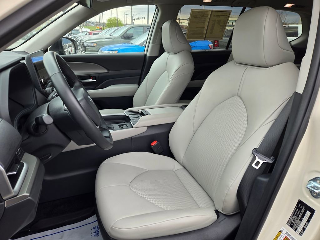 Used 2024 Toyota Grand Highlander XLE image 18