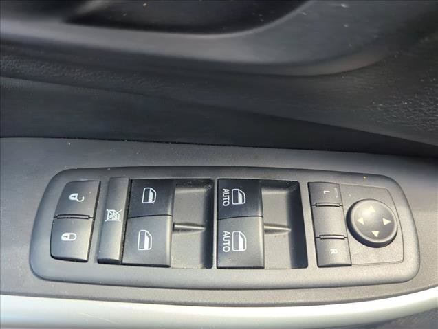 Used 2018 Jeep Cherokee Latitude Plus w/ Cold Weather Group AWD/4WD image 10