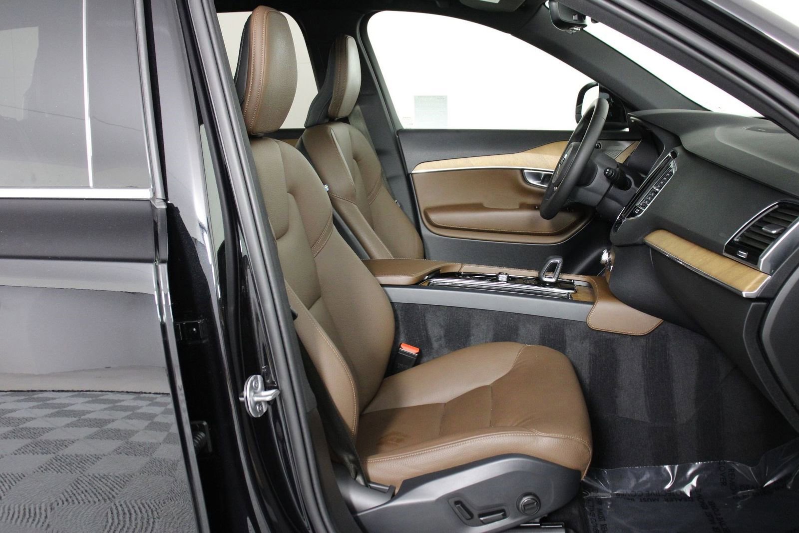 Certified 2024 Volvo XC90 T8 Plus w/ Protection Package Premier AWD/4WD image 29