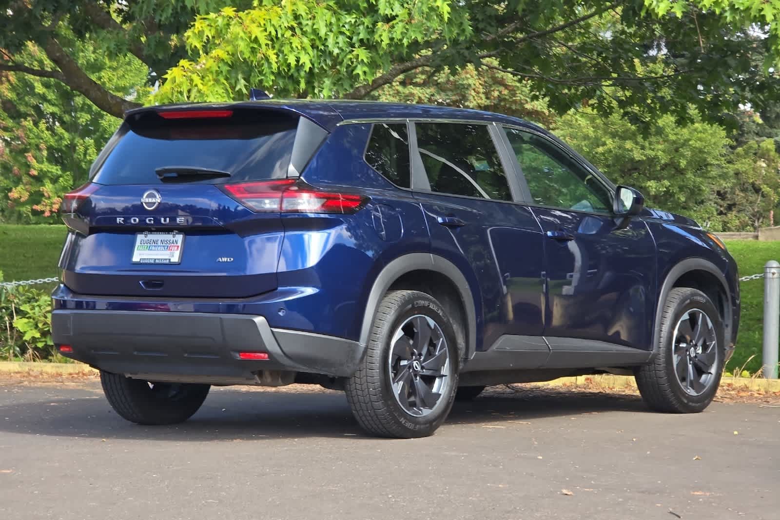 Used 2025 Nissan Rogue SV AWD/4WD image 2
