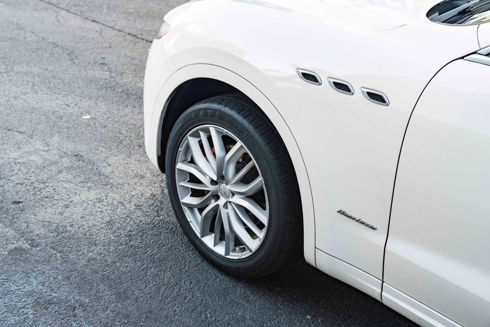 Used 2019 Maserati Levante GranLusso AWD/4WD image 18