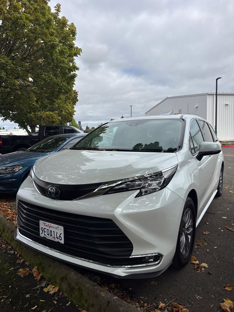 Used 2023 Toyota Sienna XLE FWD image 1