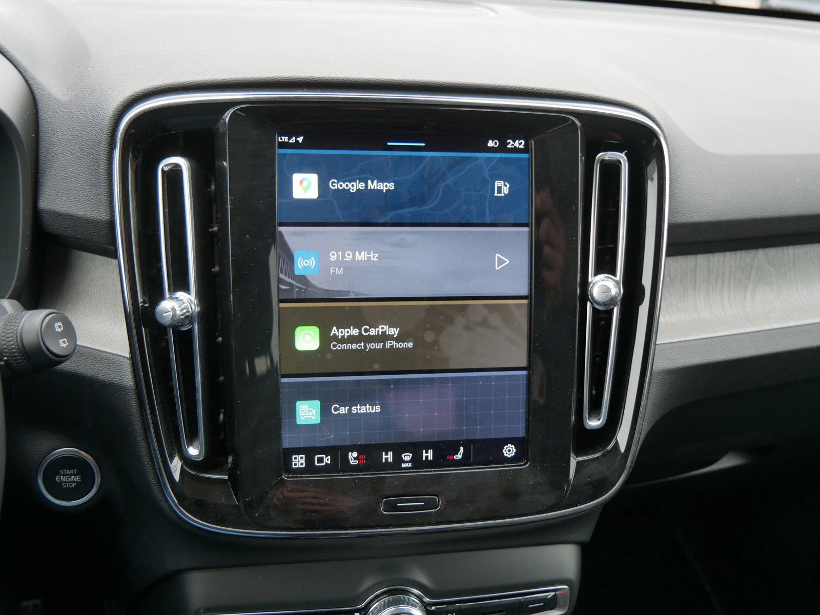 Certified 2025 Volvo XC40 B5 Plus image 17