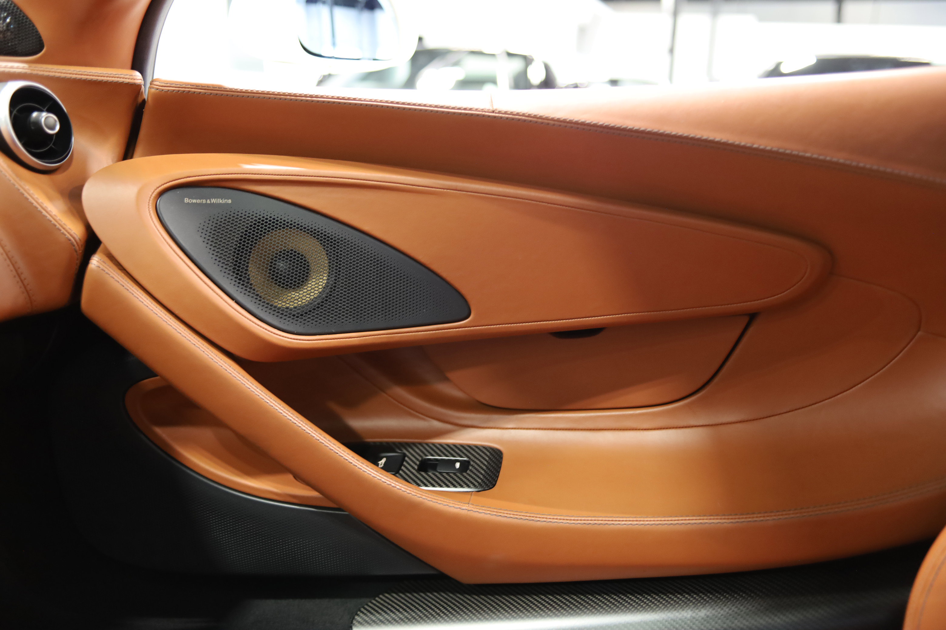 Used 2017 McLaren 570S RWD image 32