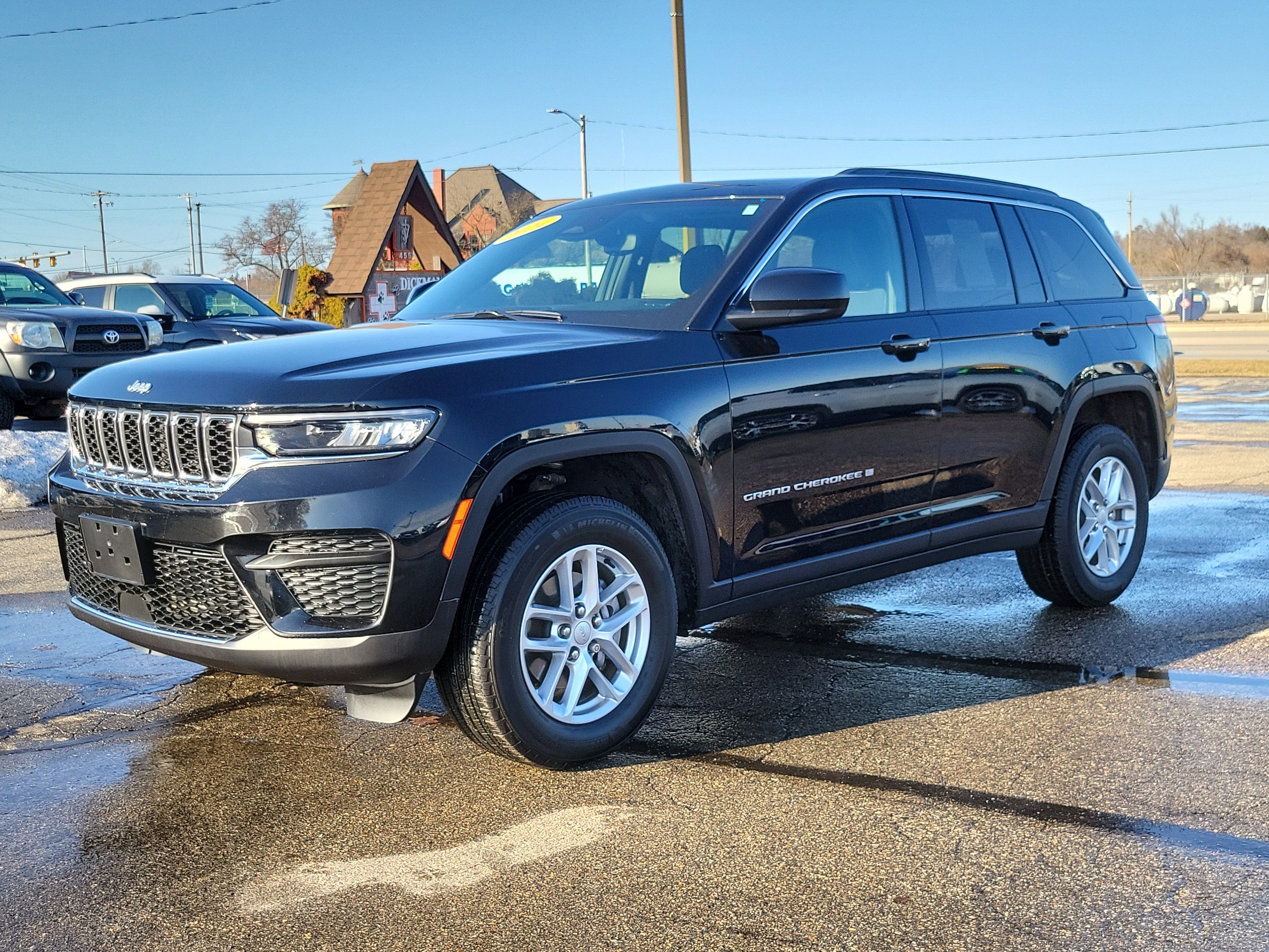 Used 2024 Jeep Grand Cherokee Laredo X image 2