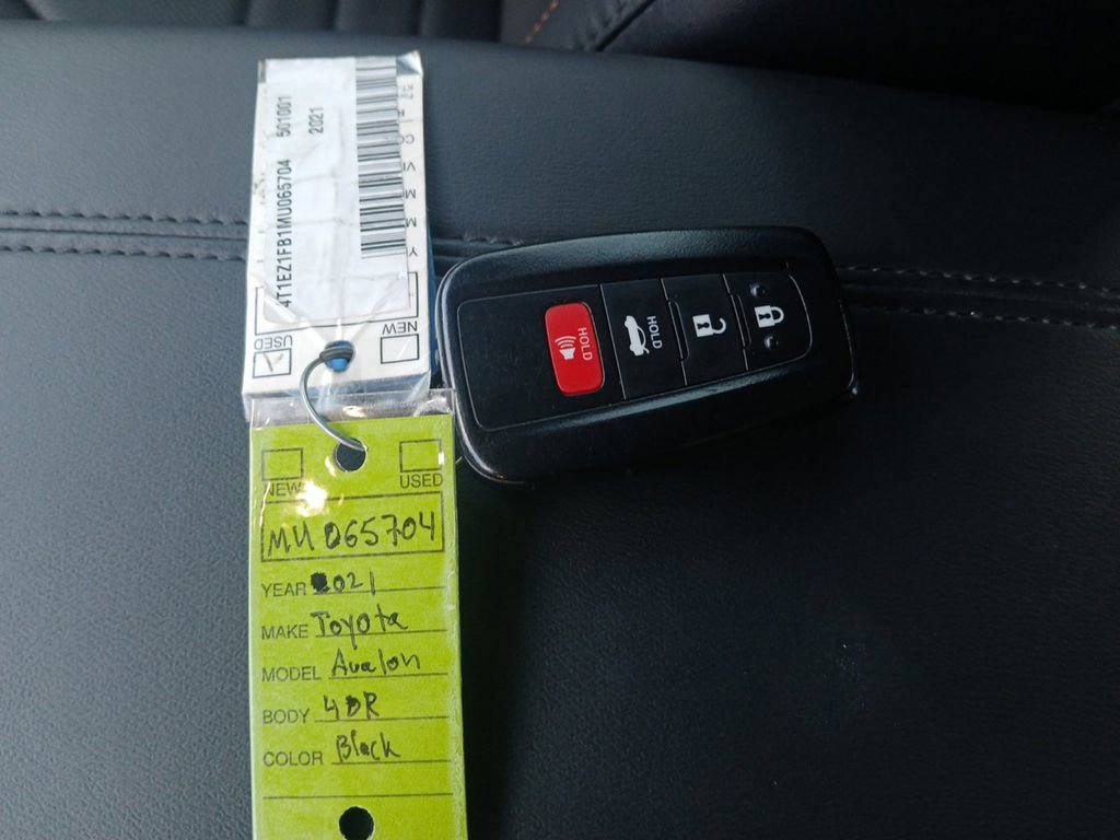Used 2021 Toyota Avalon XSE image 6