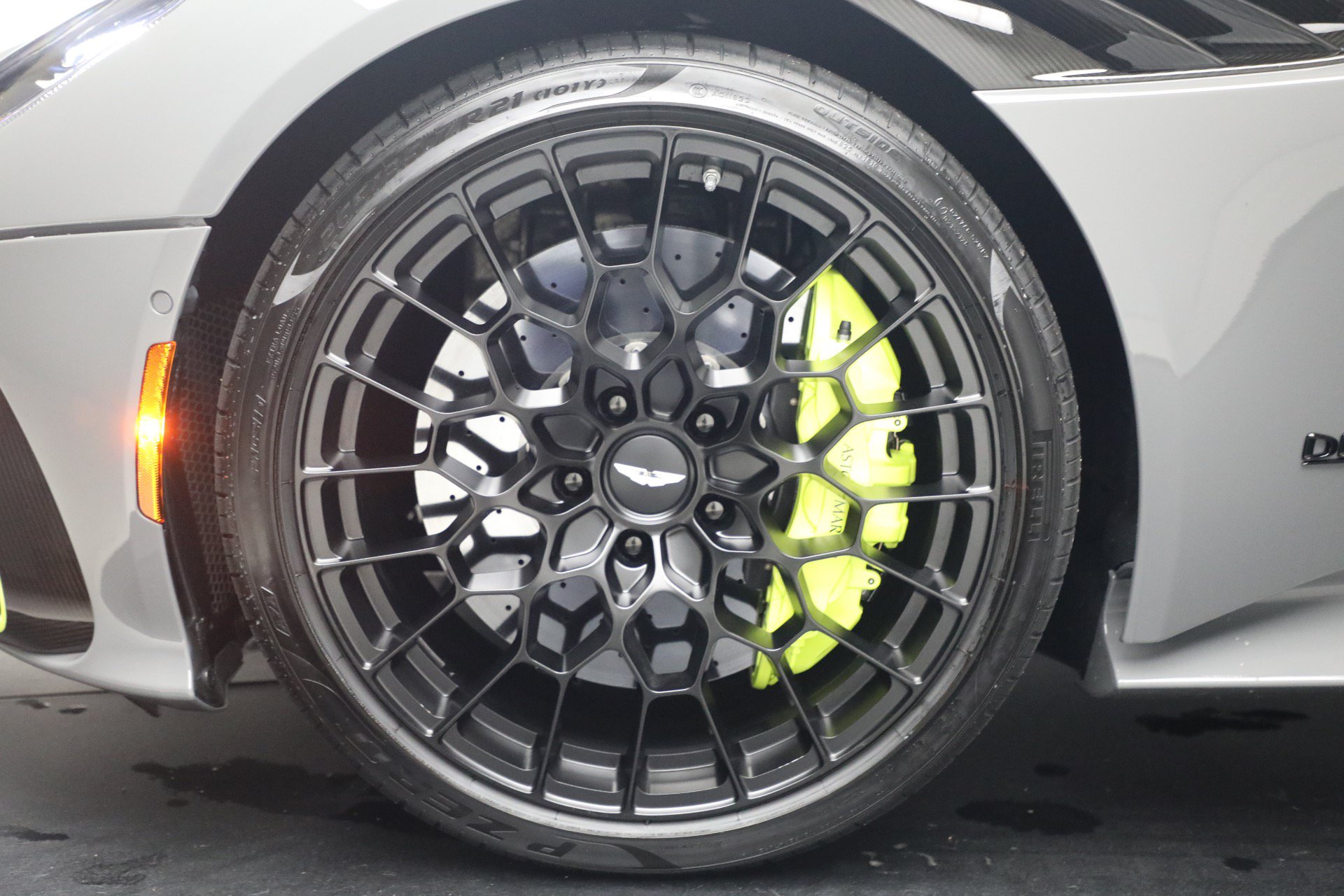 Used 2023 Aston Martin DBS Coupe RWD image 15