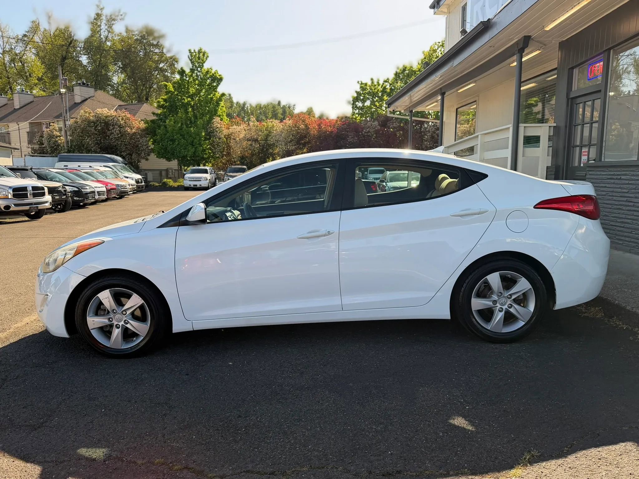 Used 2013 Hyundai Elantra GLS w/ Preferred Pkg FWD image 4