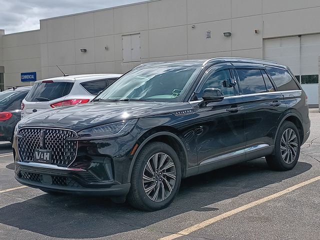 Used 2025 Lincoln Aviator AWD image 3