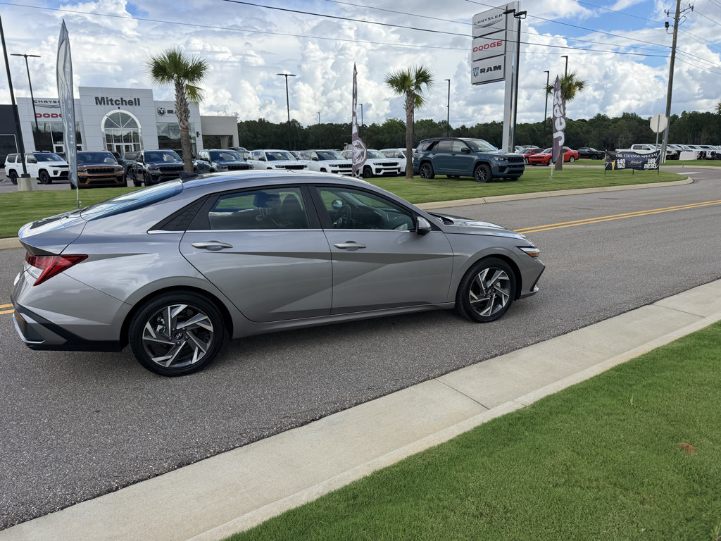 Used 2024 Hyundai Elantra Limited FWD image 4