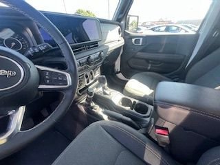 Used 2025 Jeep Wrangler Sahara image 11