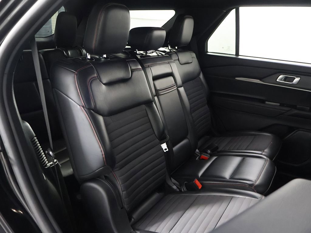 Used 2025 Ford Explorer ST-Line w/ ST-Line Street Pack AWD/4WD image 32