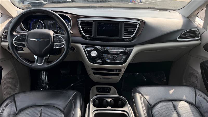 Used 2018 Chrysler Pacifica Touring-L FWD image 17