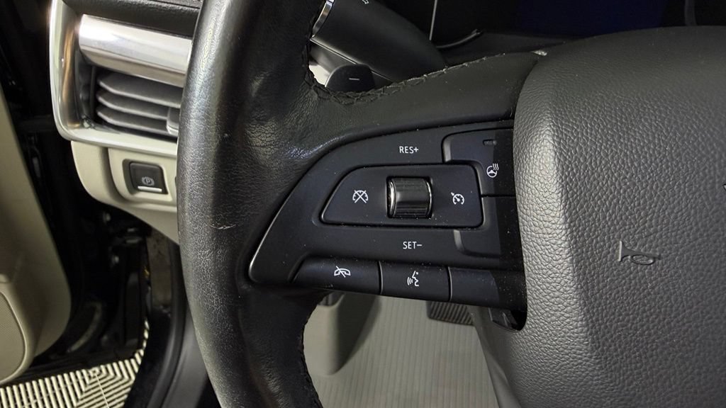 Used 2019 Cadillac XT4 Luxury w/ Cold Weather Package FWD image 17