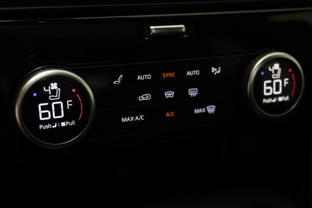 Used 2025 Land Rover Discovery S image 13