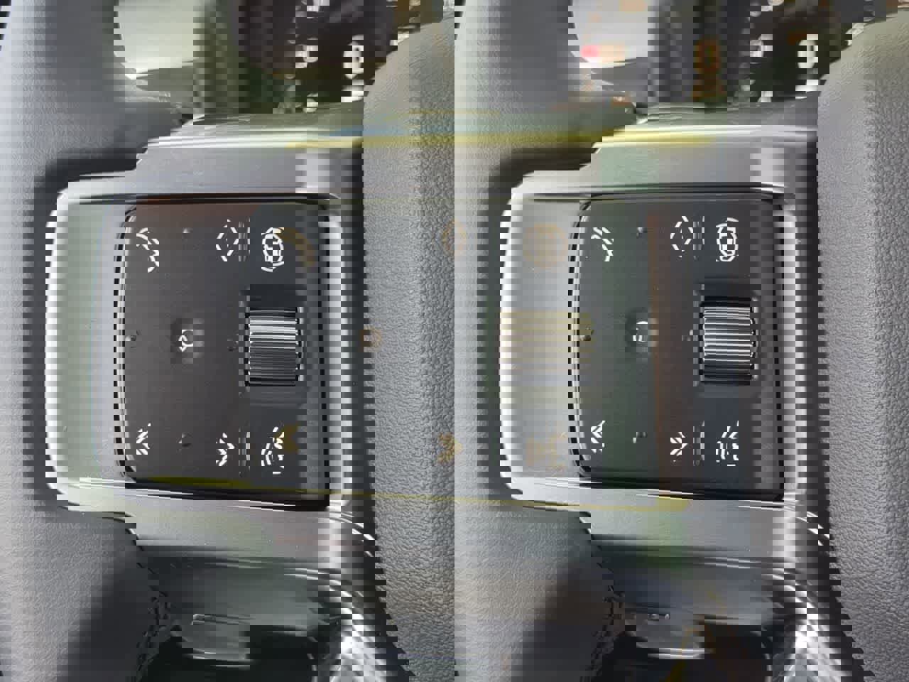 Used 2025 Land Rover Discovery Dynamic SE AWD/4WD image 26