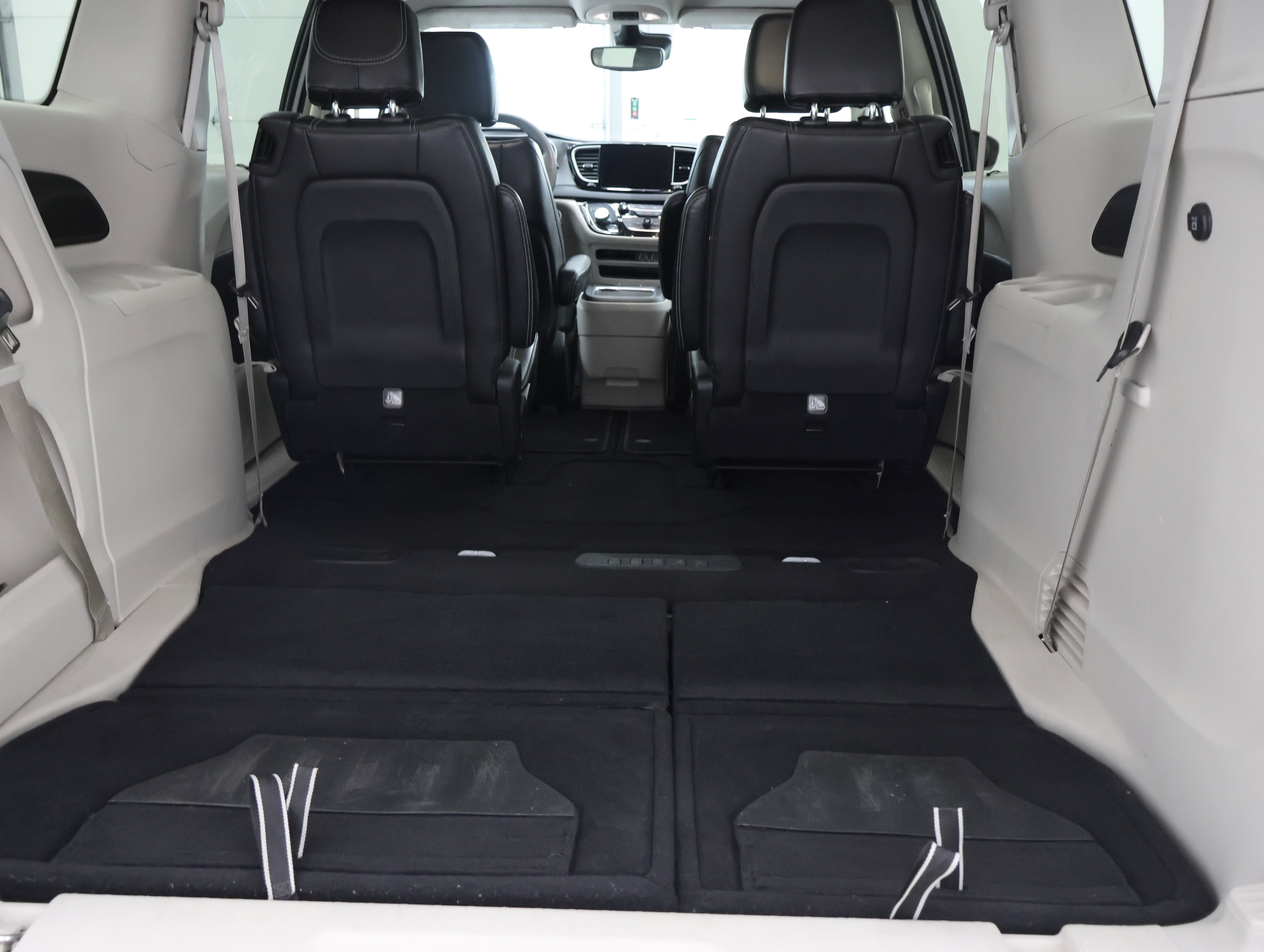 Used 2024 Chrysler Pacifica Touring-L image 27