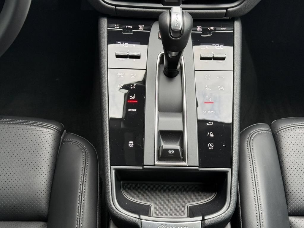 Used 2025 Porsche Macan AWD/4WD image 22