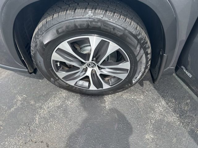 Used 2020 Toyota Highlander XLE AWD/4WD image 24