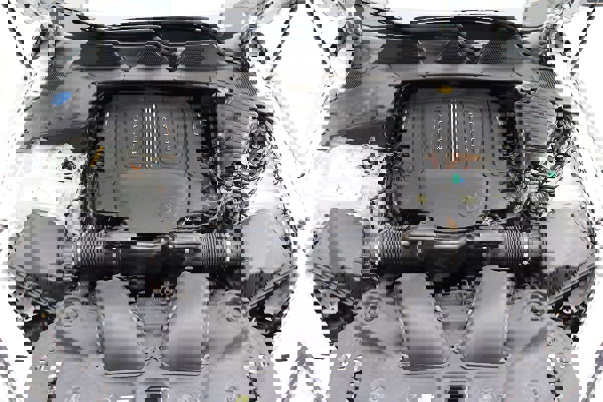 Used 2014 Jaguar XJ image 43