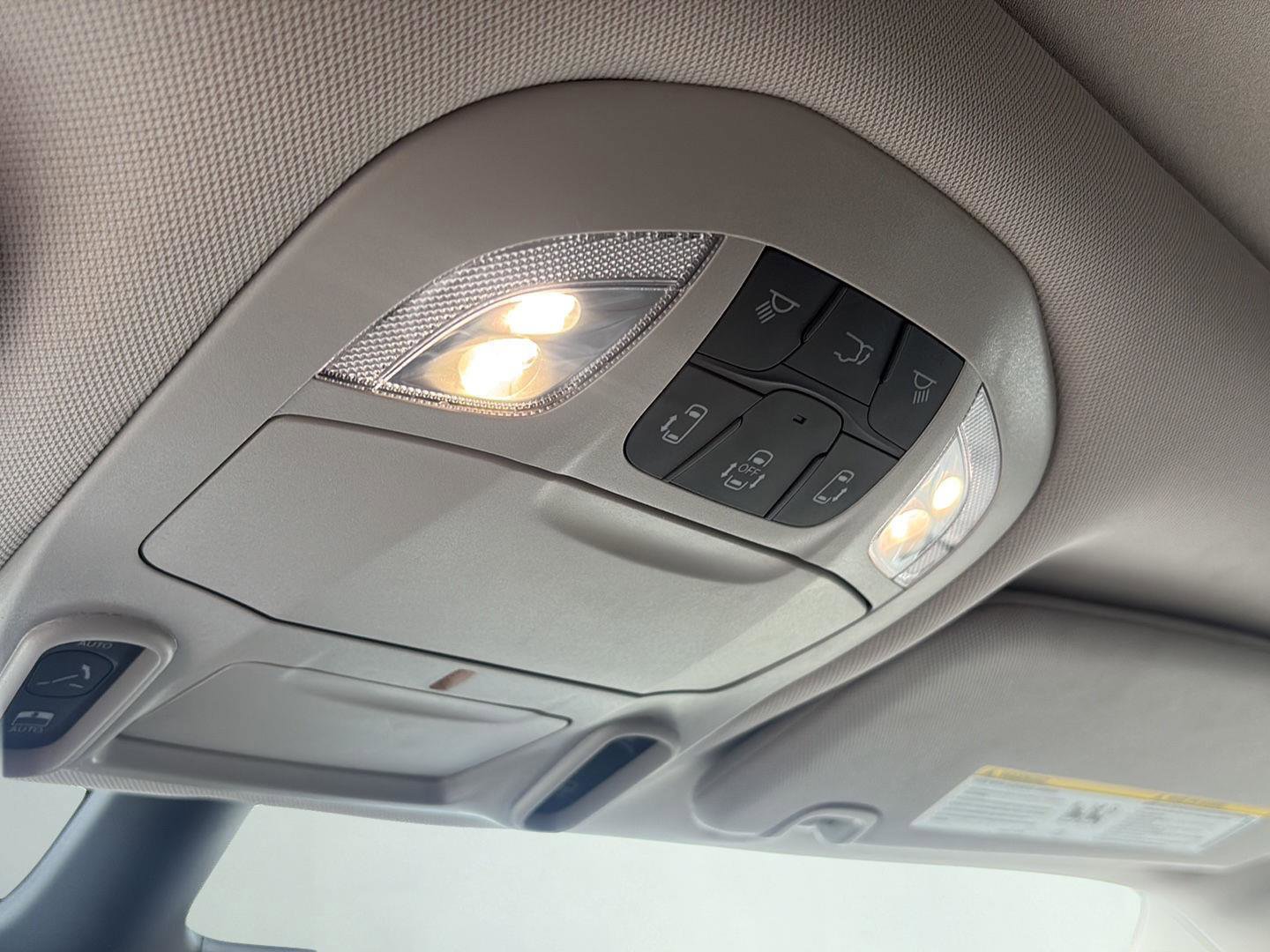 Used 2023 Chrysler Pacifica Limited w/ Uconnect Theater Family Group image 18