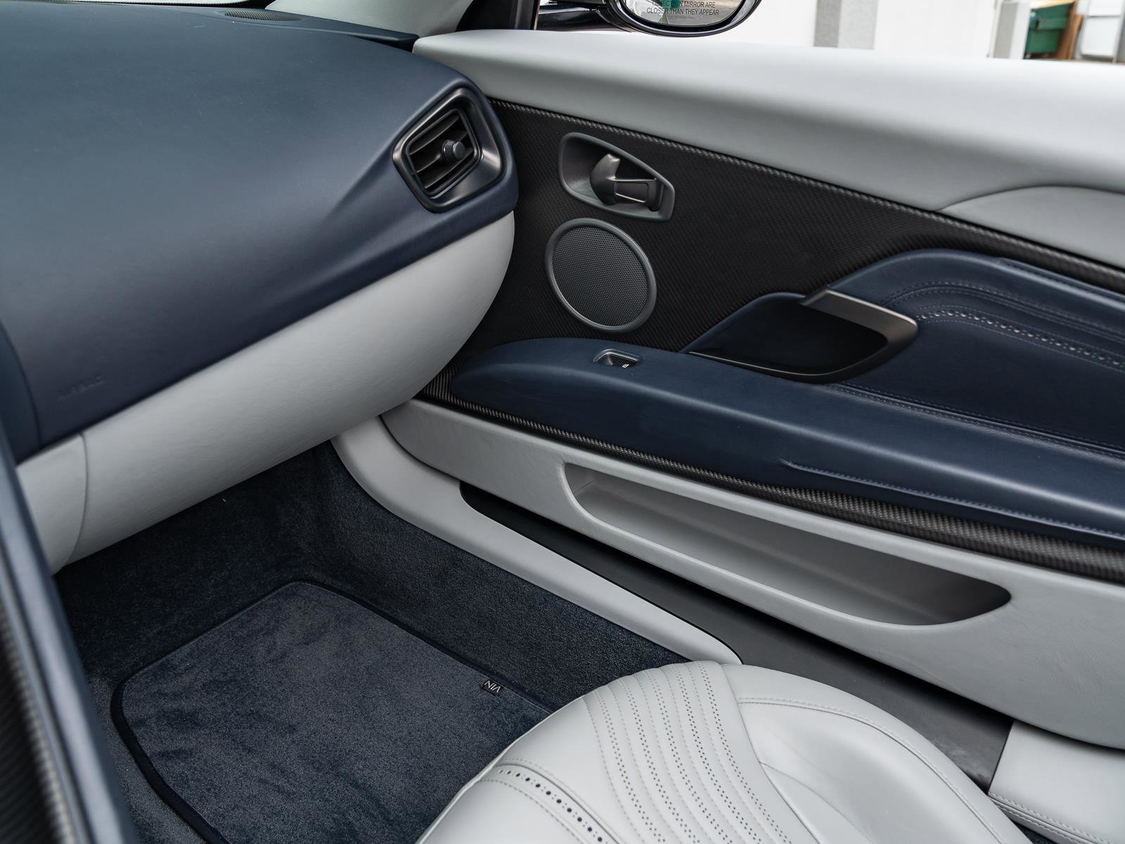 Used 2020 Aston Martin DB11 Volante image 40