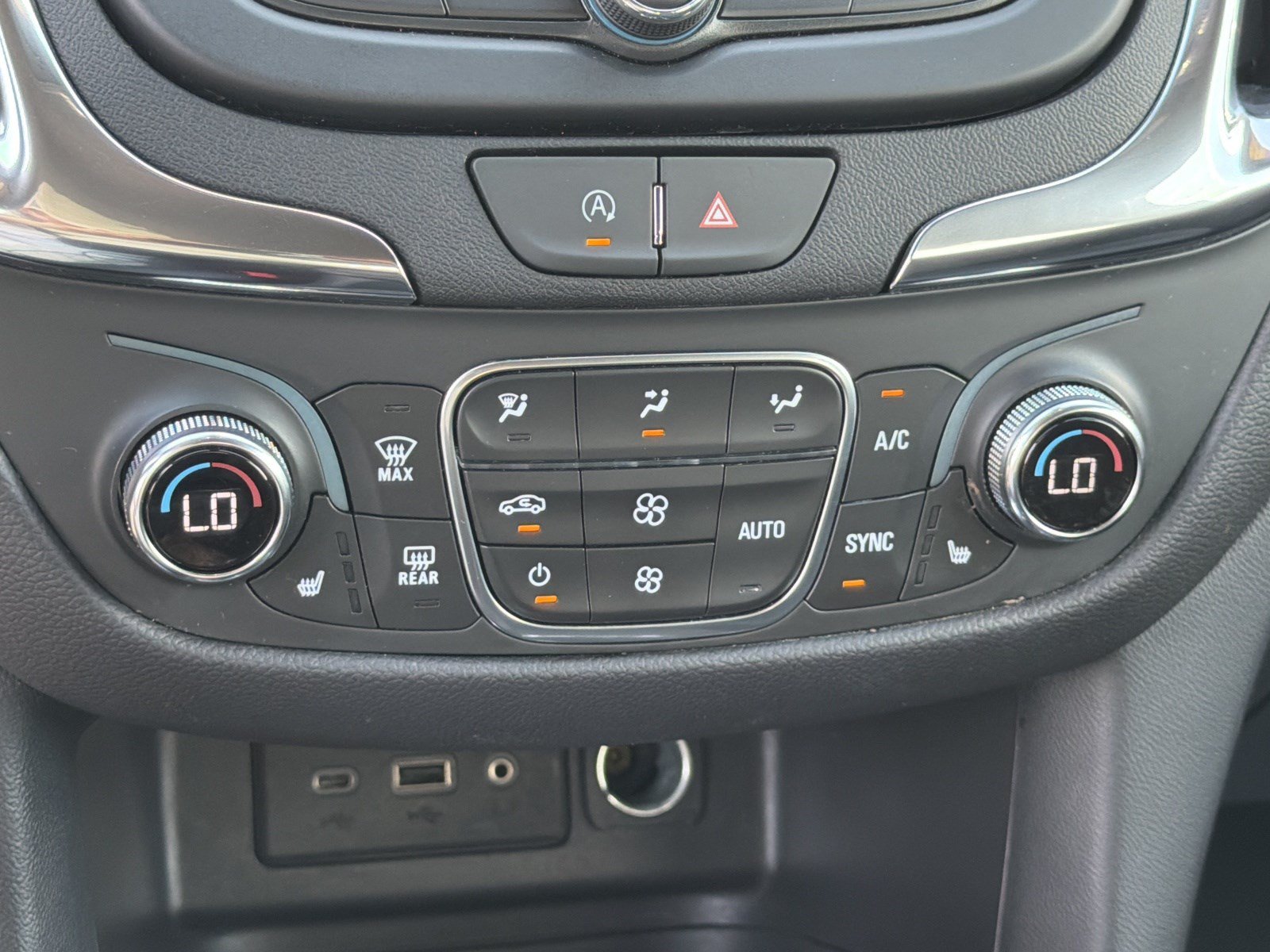 Used 2024 Chevrolet Equinox LT FWD image 31