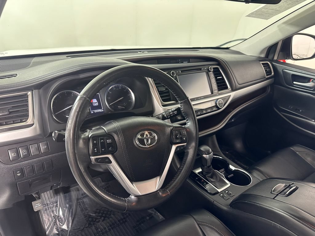 Used 2018 Toyota Highlander XLE AWD/4WD image 17