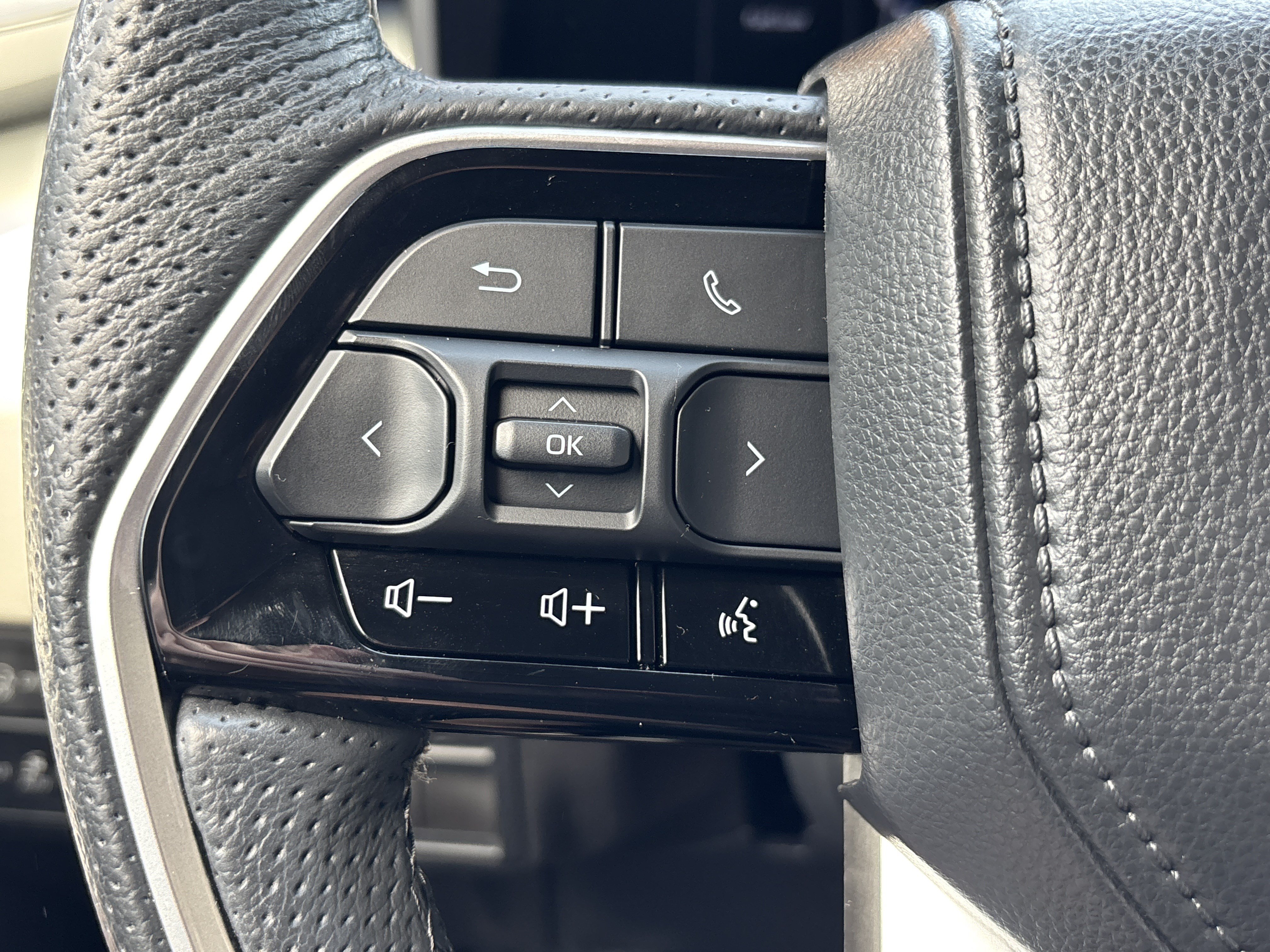 Used 2023 Toyota Sequoia Capstone AWD/4WD image 17