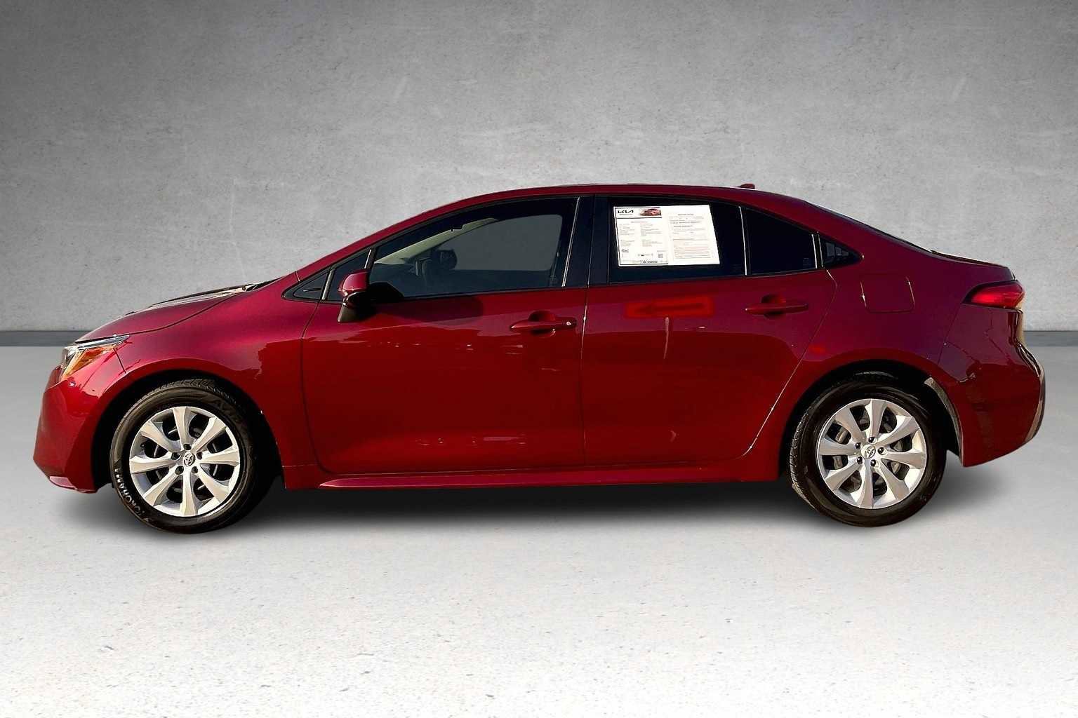 Used 2022 Toyota Corolla LE image 3