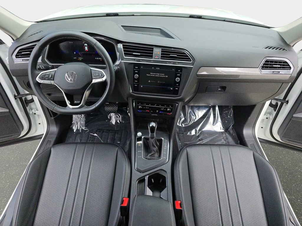 Used 2024 Volkswagen Tiguan SE w/ Panoramic Sunroof Package FWD image 10