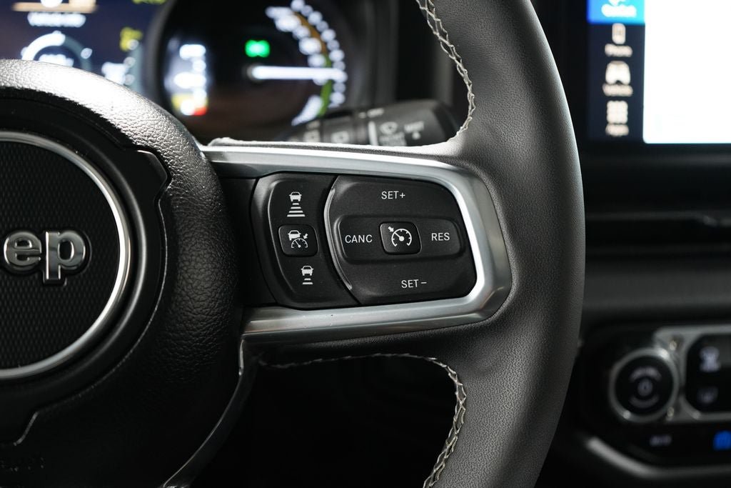 Used 2025 Jeep Wrangler Unlimited Sahara AWD/4WD image 17