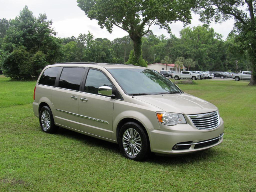 Used 2016 Chrysler Town & Country Touring-L image 8