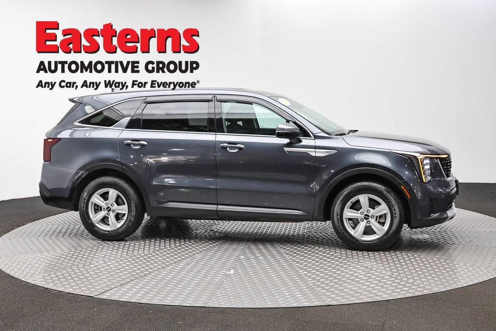 Used 2024 Kia Sorento LX FWD image 4
