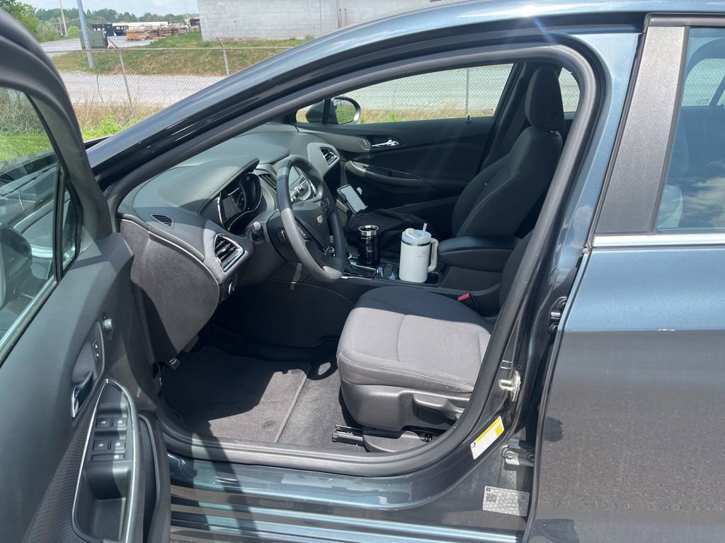 Used 2018 Chevrolet Cruze LT w/ RS Package FWD image 6