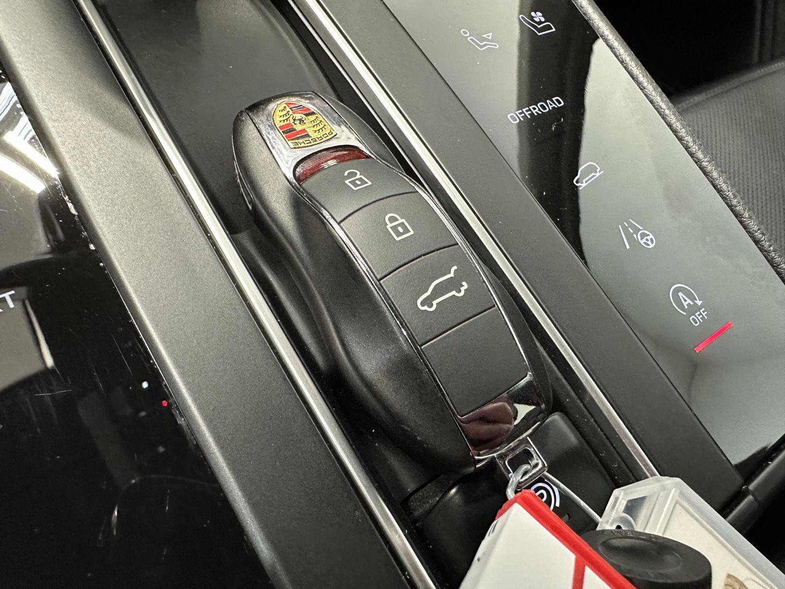 Certified 2025 Porsche Macan image 44