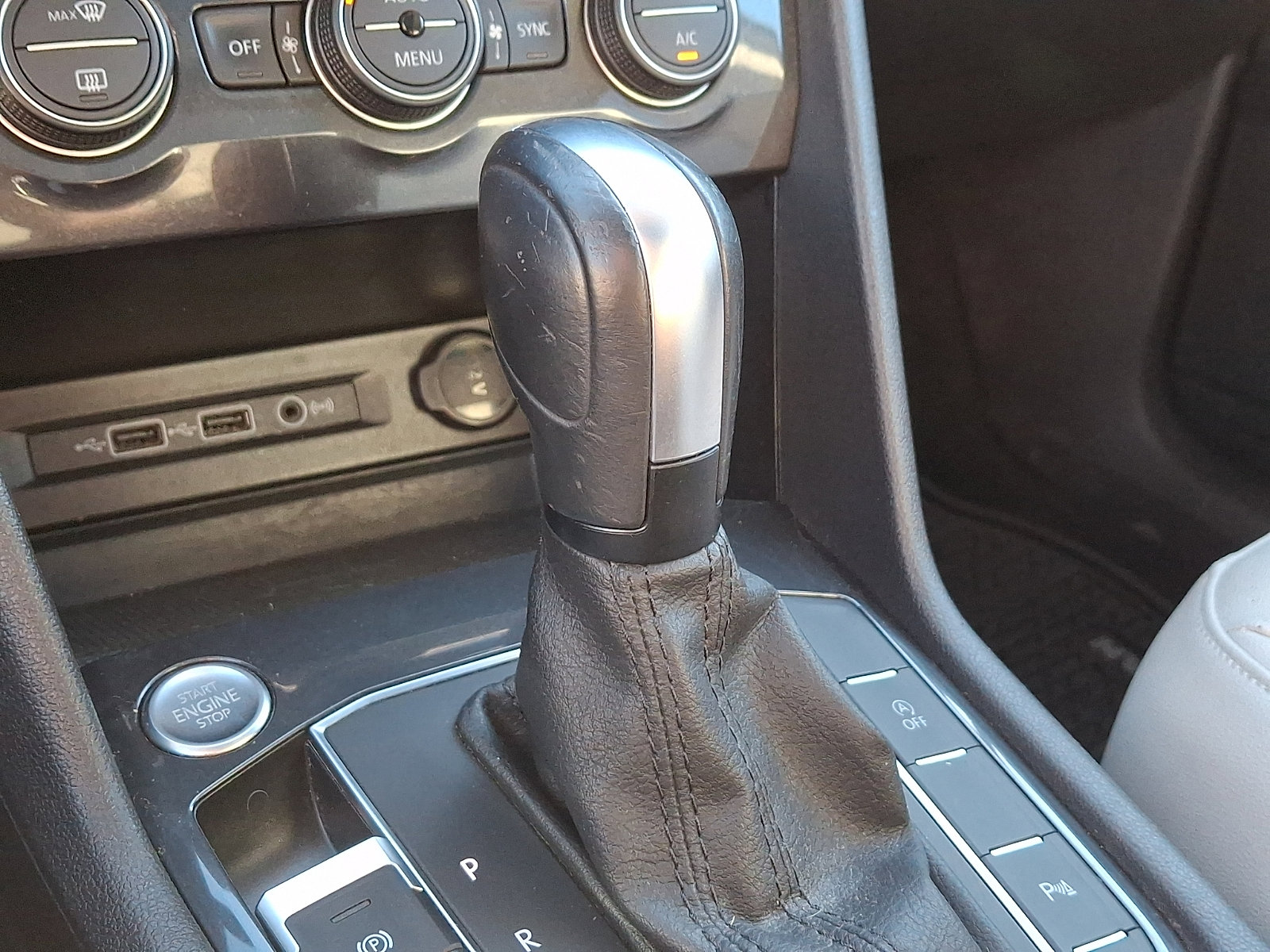 Used 2020 Volkswagen Tiguan SEL image 15