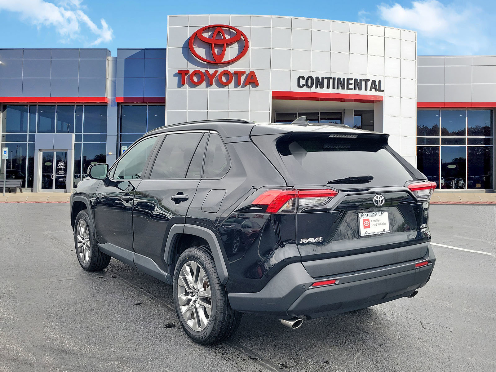 Certified 2019 Toyota RAV4 XLE Premium AWD/4WD image 4