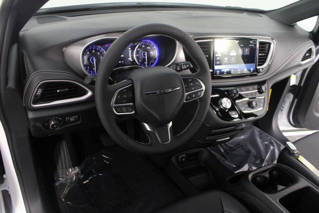 New 2026 Chrysler Pacifica Select image 9
